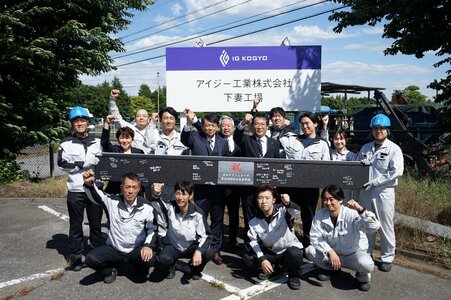 スーパーガルテクト本体への寄書きと社内関係者.jpg