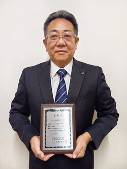 楯を持つ青木寒河江工場長.jpg