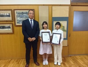 森社長（左）より賞状を授与 最優秀賞に輝いた  石黒咲良さん（中央）同じ小学校に通う優秀賞の郷守笑未さん（右）.JPG