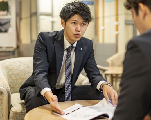 市場把握と商品理解、顧客との会話からきめ細かな営業活動を展開する。