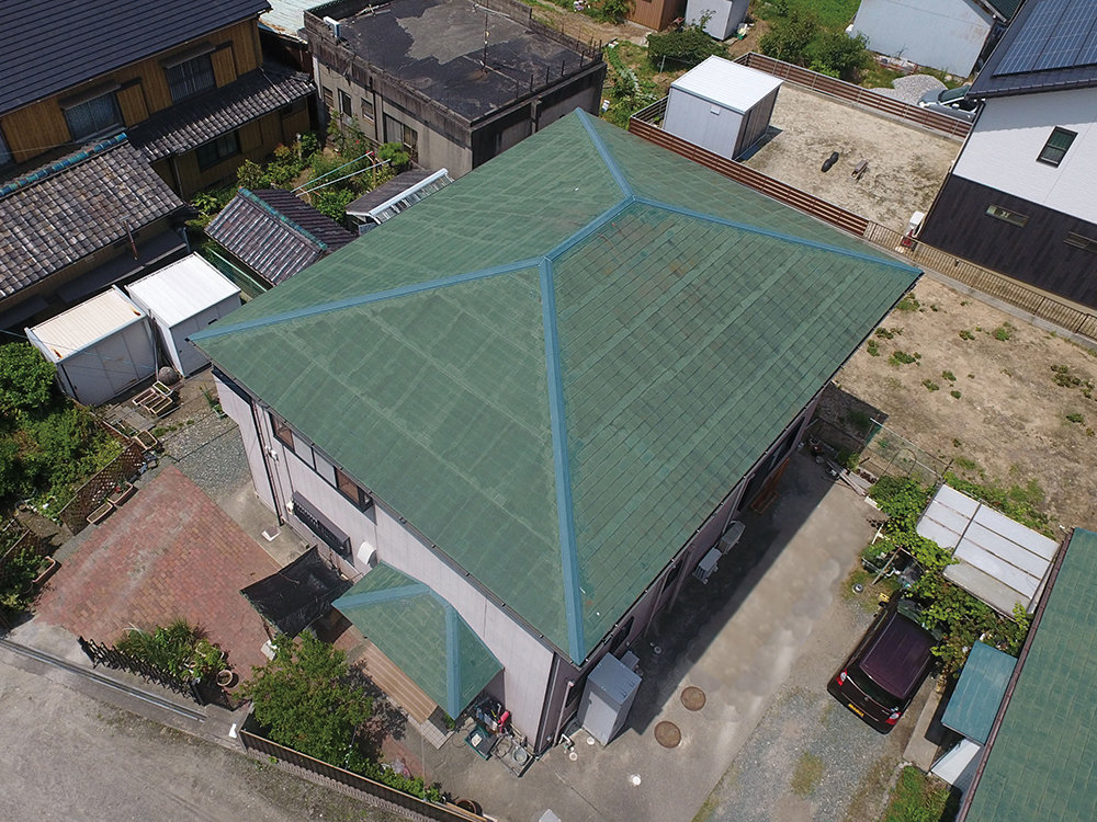 専用部材で隅棟もスッキリ納まる｜施工例｜アイジー工業株式会社