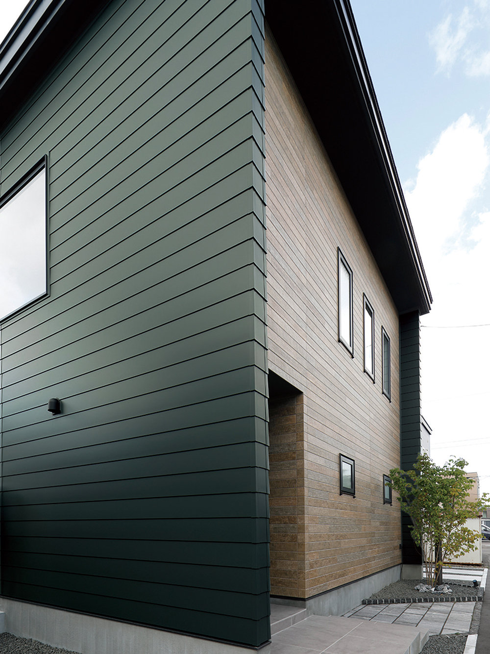 モスグリーンとウッドパネルが調和するナチュラルデザインのお家｜施工例｜アイジー工業株式会社